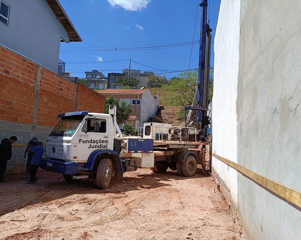 estaca escavada mecanicamente